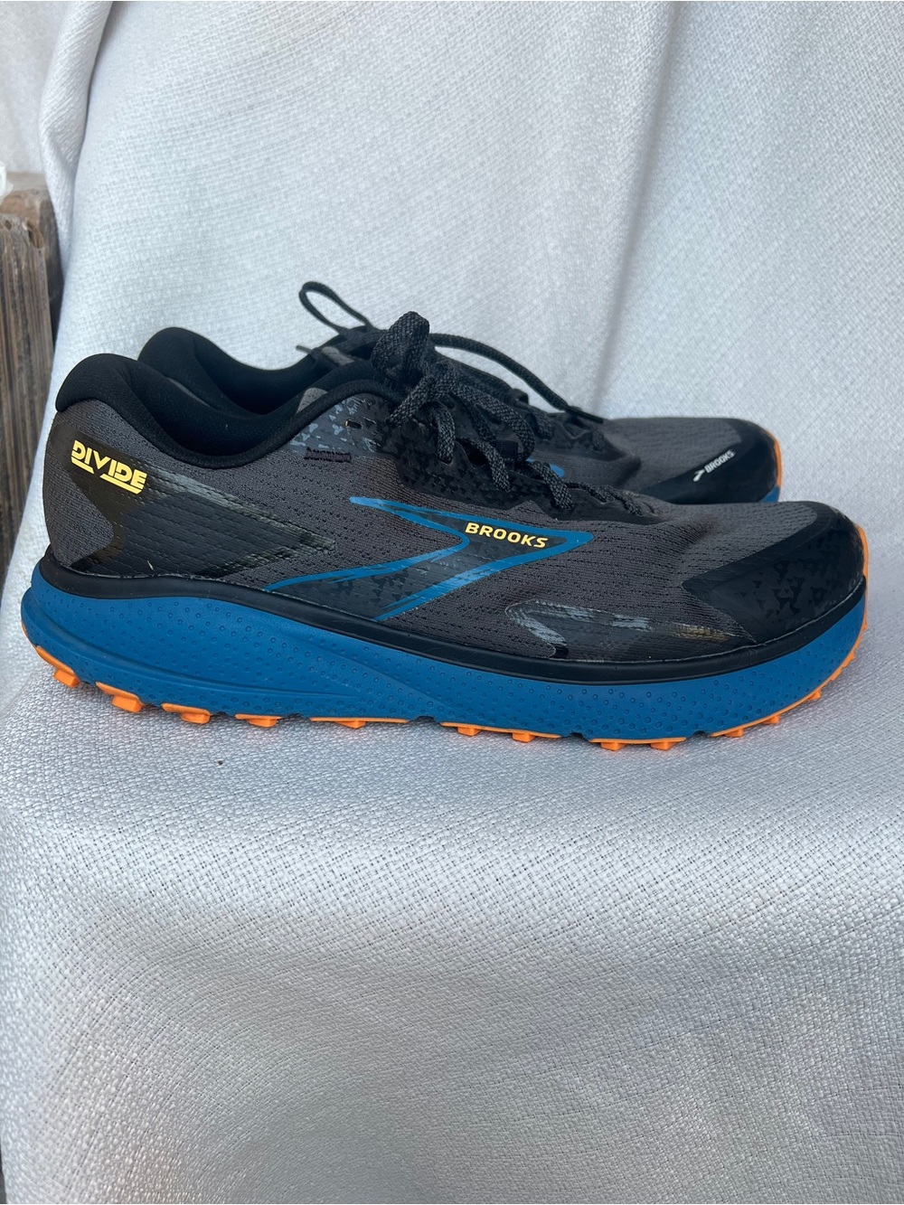 Brooks Men’s Gray and Blue Trail Running Shoe with Orange Outsole - Picture 5 of 16